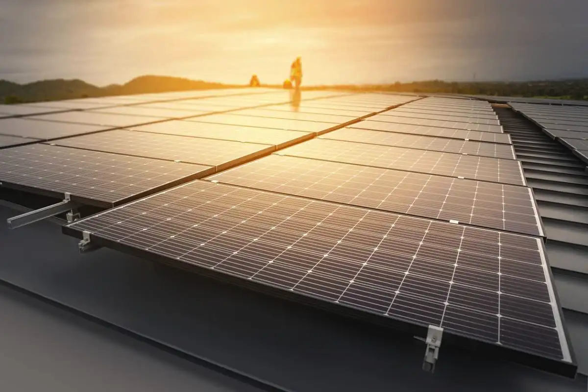 Muoto ja liike: AI-ohjatut kolmiulotteiset aurinkotornit 50 % tehokkaampia kuin tasopaneelit