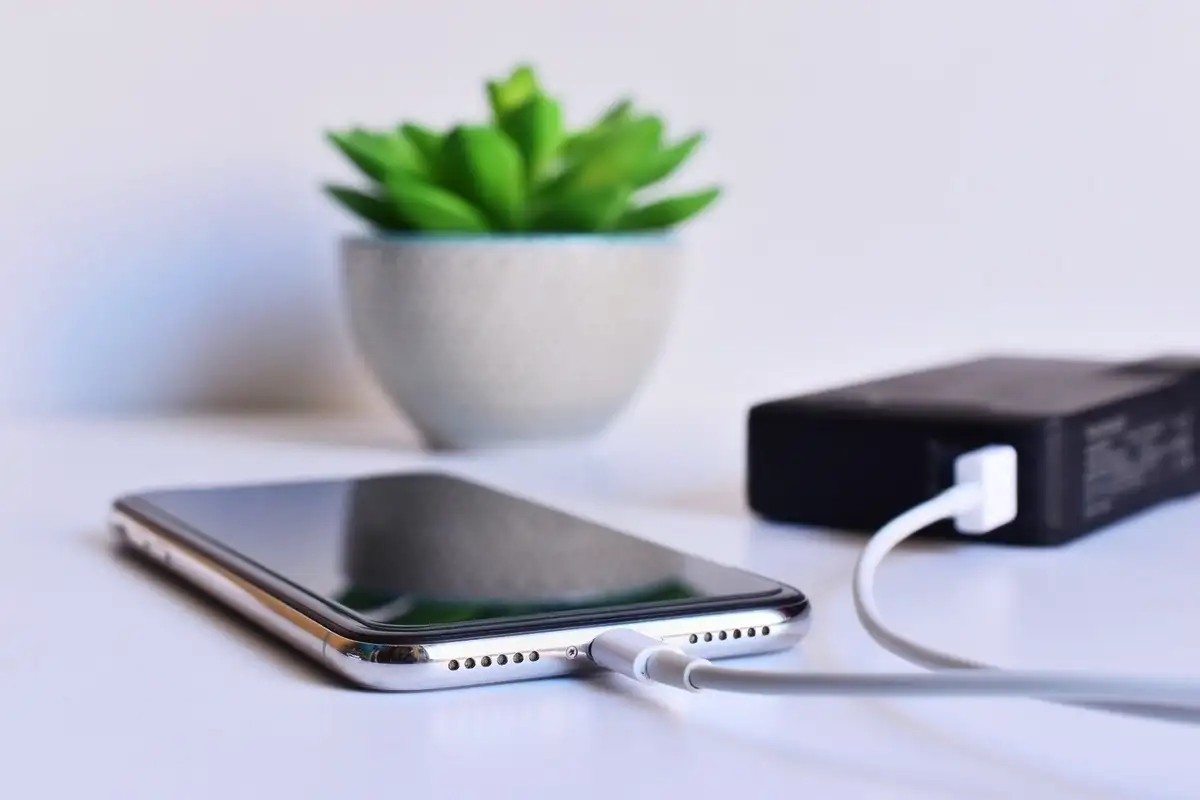 Akun ikääntyminen hidastuu – pidä taso 20–80 % ja vältä yölatausta