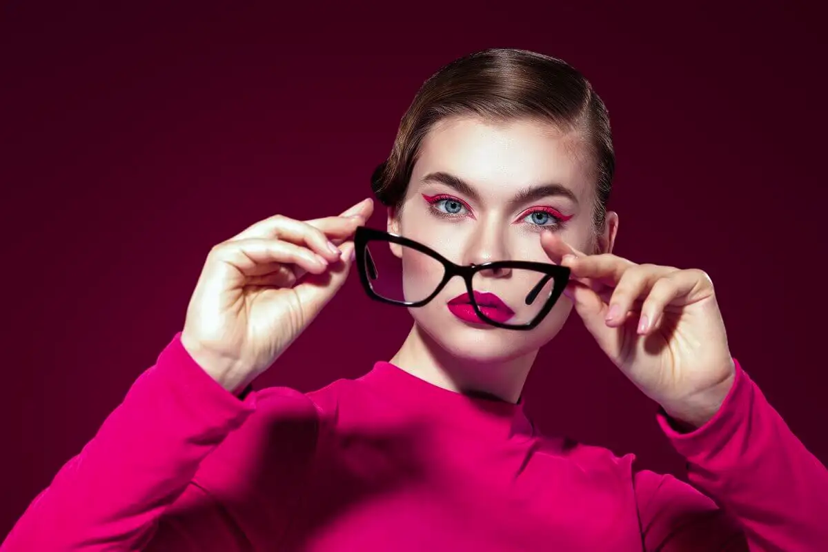 Google Photos oppi poistamaan aurinkolasit ja lisäämään hymyn – AI muokkaa kuvia sanalla