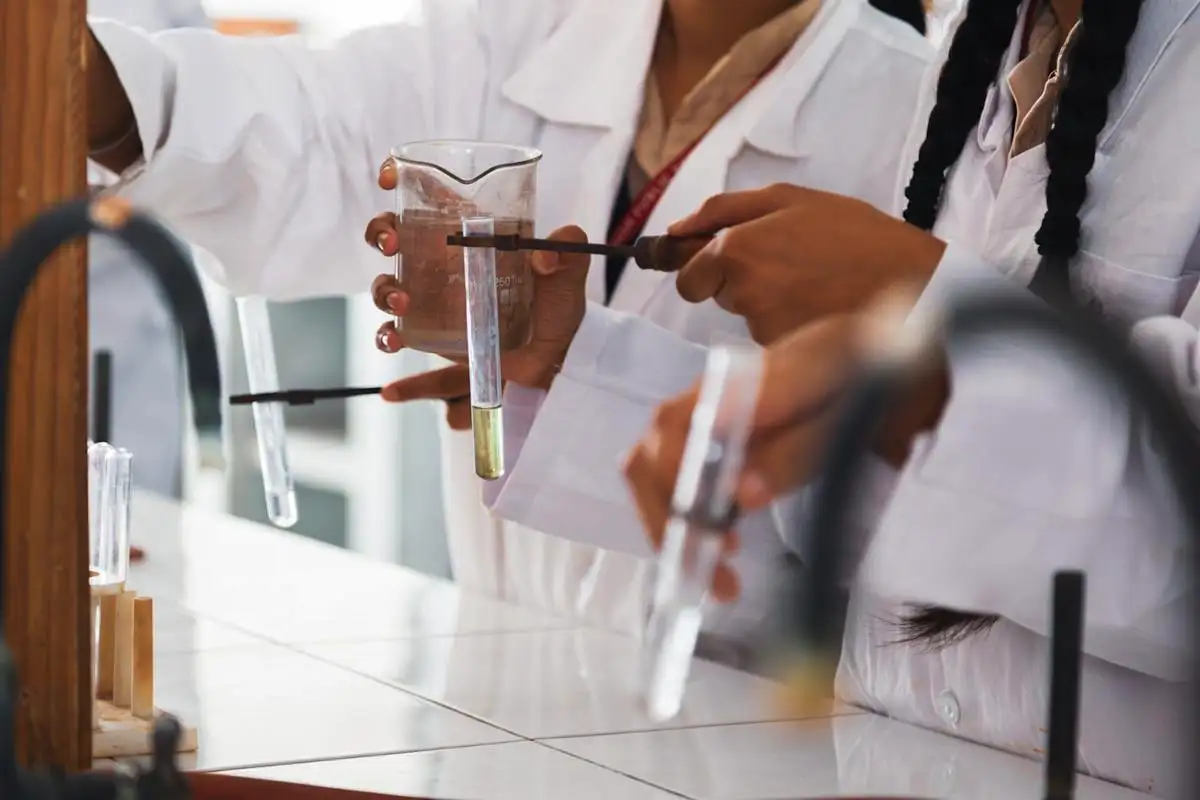 Vanhoista teflonpannuista hammastahnaa – tutkijat keksivät nerokkaan kierrätysmenetelmän