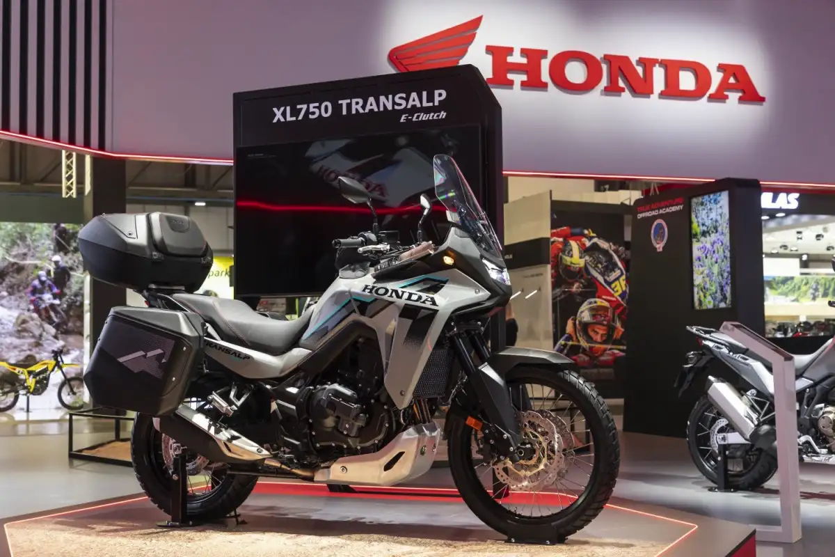 Honda muuttaa moottoripyöräosastonsa logoja: nyt niitä on kolme