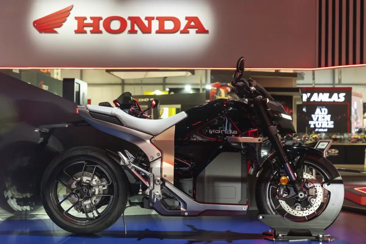 Honda muuttaa moottoripyöräosastonsa logoja: nyt niitä on kolme