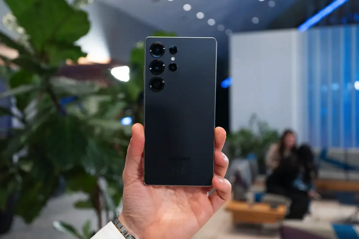 Samsung uhraa speksit Galaxy S26:ssa – pysyykö hinta iPhone 17:n tasolla?